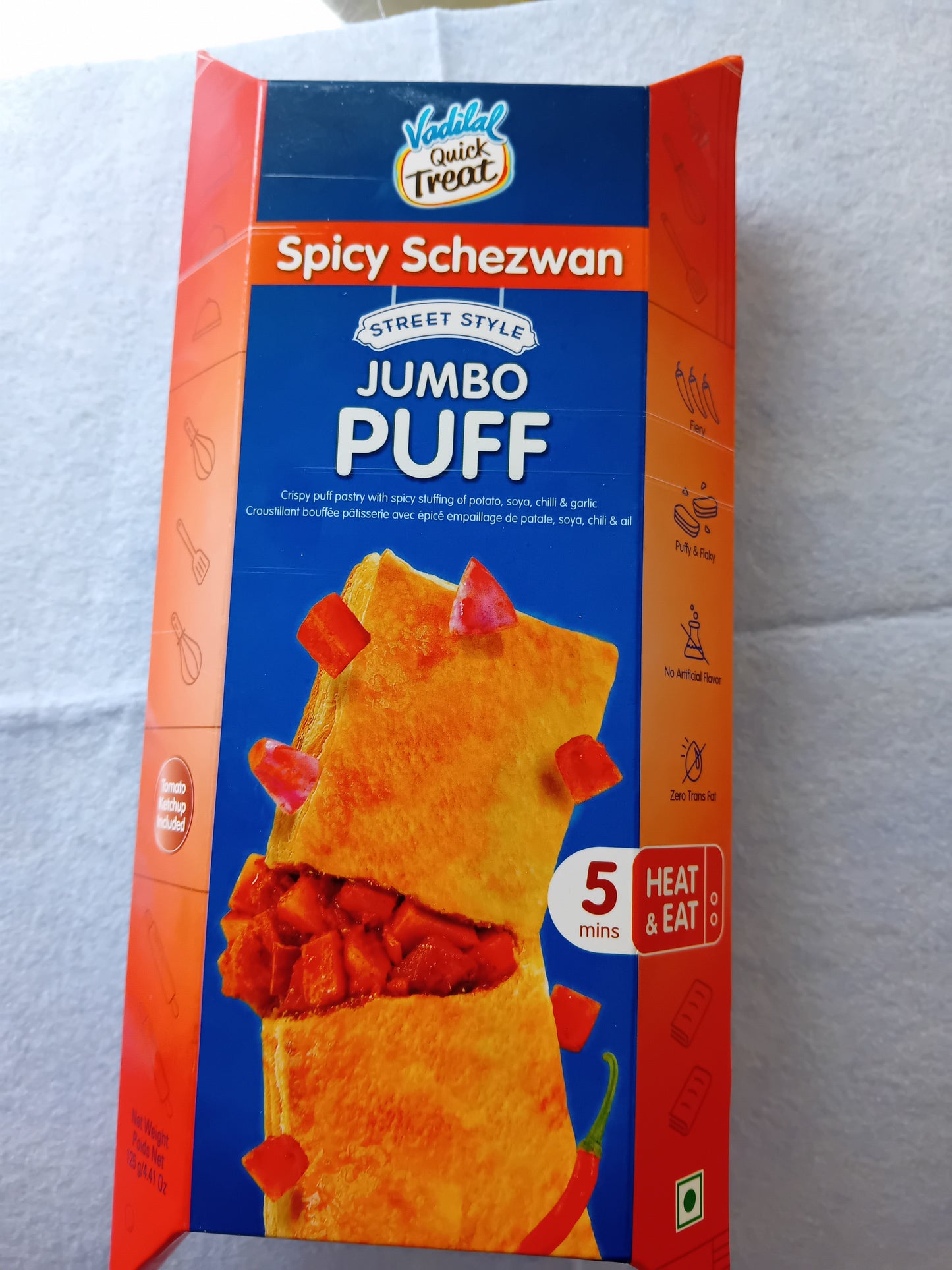 Vadilal Jumbo puff spicy schezwan 125g